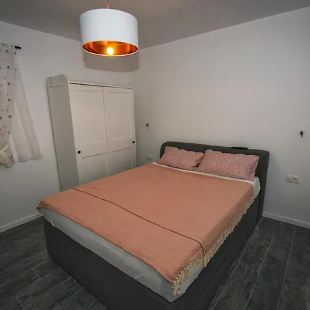 Deluxe 2 Bedroom With Sea View شقة *